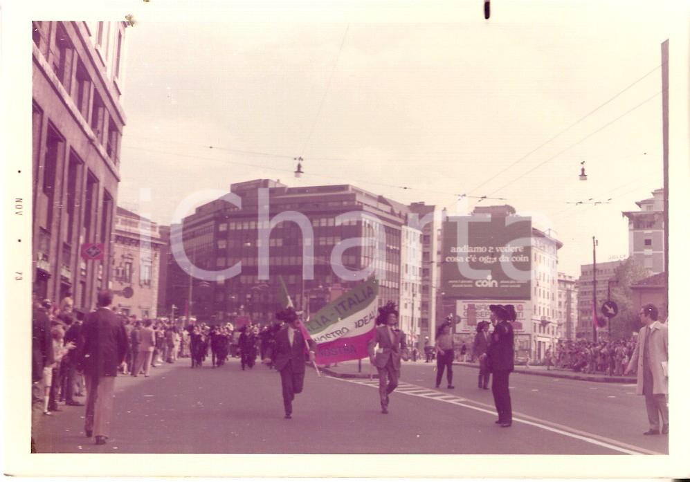 Fotografia d epoca originale 1973 MILANO Marcia dei bersaglieri in SAN BABILA Foto 12x9cm 1
