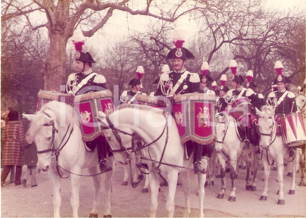 Fotografia d epoca originale 1975 MILANO Fanfara dei CARABINIERI a cavallo Foto 12x9cm 1