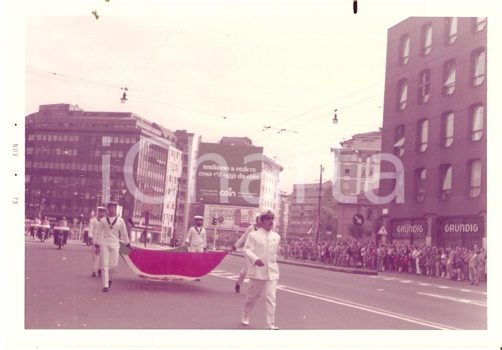Fotografia d epoca originale 1973 MILANO Sfilata dei marinai con bandiera italiana in SAN BABILA Foto 12x9cm 1