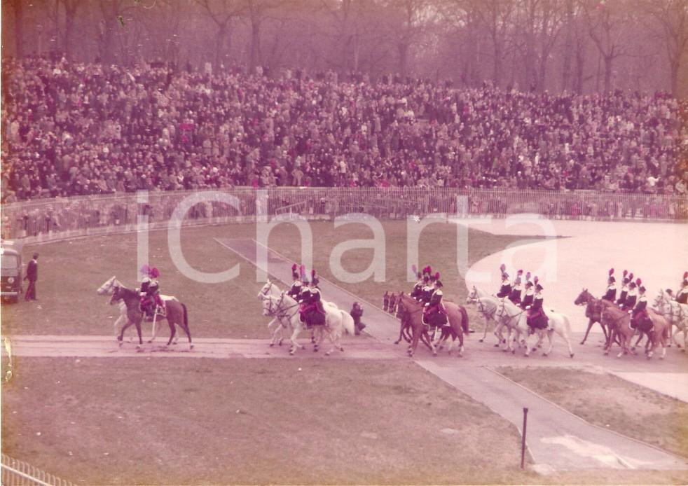 Fotografia d epoca originale 1975 ARENA DI MILANO Sfilata dei CARABINIERI a cavallo Foto 12x9 1