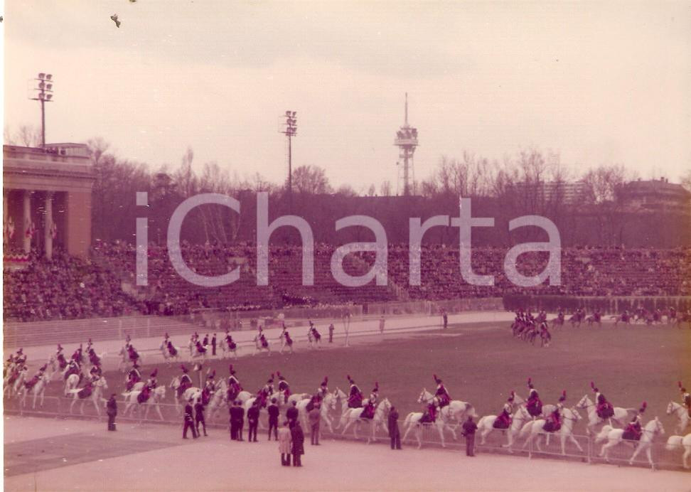 Fotografia d epoca originale 1975 ARENA DI MILANO Sfilata dei CARABINIERI a cavallo Foto 12x9cm 1