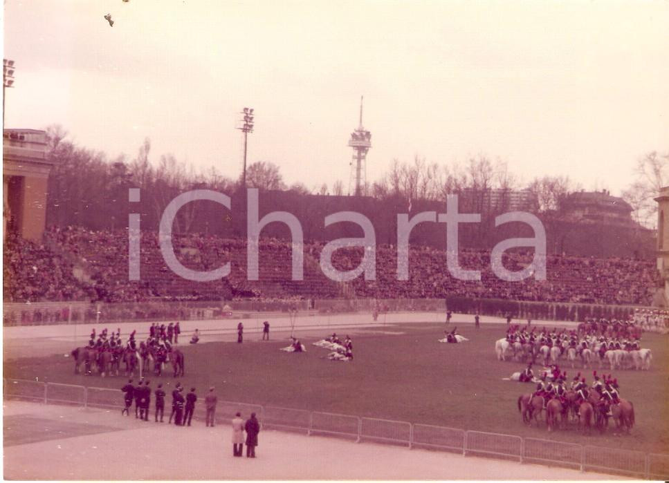 Fotografia d epoca originale 1975 ARENA DI MILANO Giochi equestri dei CARABINIERI a cavallo Foto 12x9cm 1