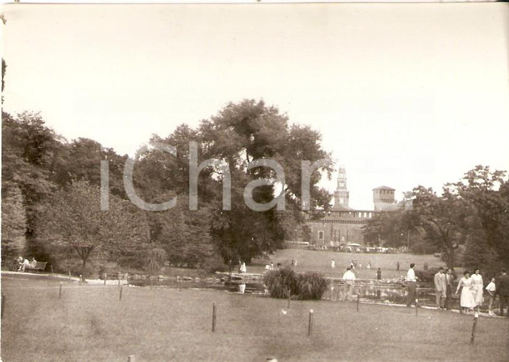 Fotografia d epoca originale 1954 MILANO Coppiette a passeggio al PARCO SEMPIONE Foto 10x7cm 1
