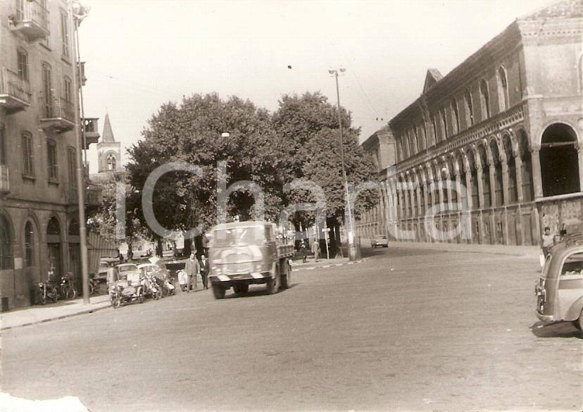 Fotografia d epoca originale 1962 MILANO Camion davanti al vecchio OSPEDALE MAGGIORE Foto 10x7cm 1