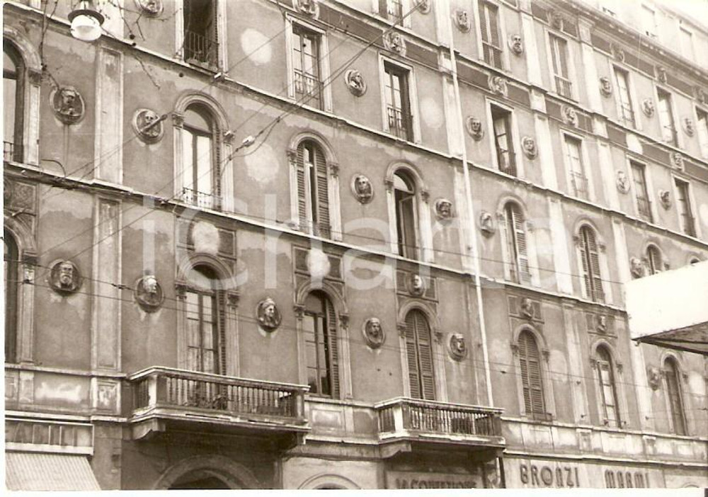 Fotografia d epoca originale 1964 MILANO Palazzo in Via Ceresio  Negozio bronzi e marmi Foto 10x7cm 1