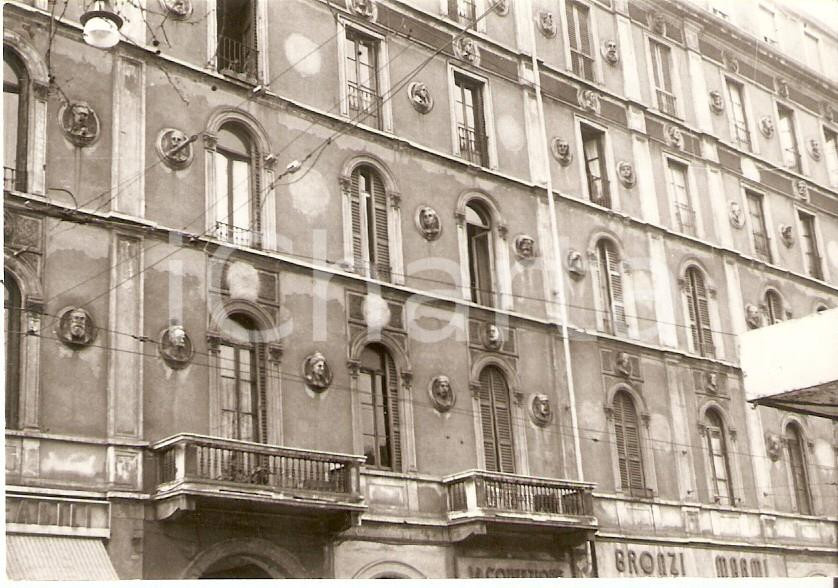 Fotografia d epoca originale 1964 MILANO Palazzo in Via Ceresio  Negozio bronzi e marmi Foto 10x7cm 1