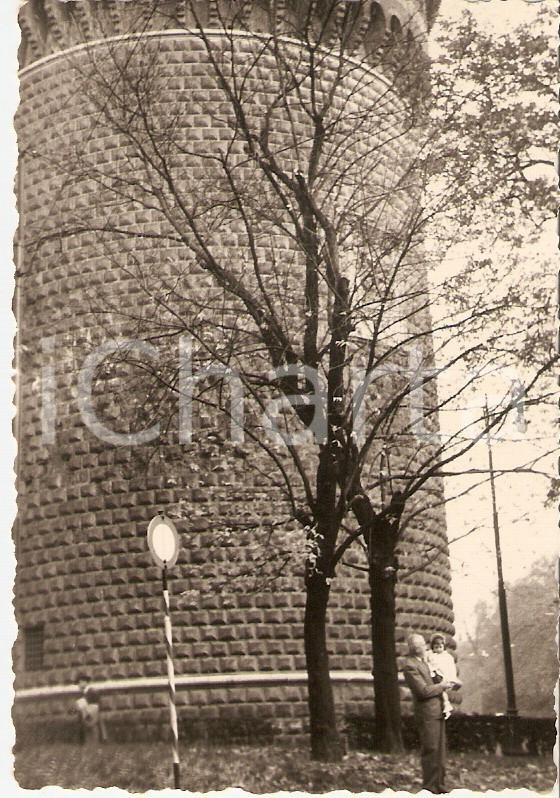 Fotografia d epoca originale 1955 MILANO  CASTELLO SFORZESCO Nonno e nipotina davanti Torrione Santo Spirito 1