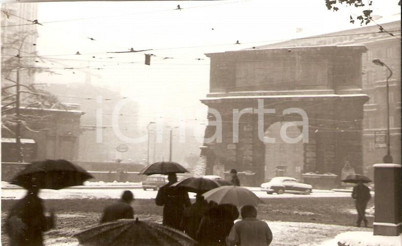 Fotografia d epoca originale 1964 MILANO Neve su PORTA ROMANA  Milanesi con l ombrello Foto 10x7cm 1