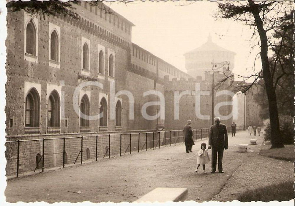 1955 MILANO Nonno e nipotina a passeggio al CASTELLO SFORZESCO *Foto 10x7cm