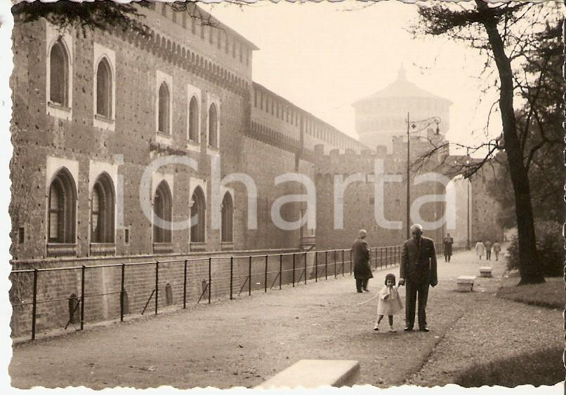 Fotografia d epoca originale 1955 MILANO Nonno e nipotina a passeggio al CASTELLO SFORZESCO Foto 10x7cm 1