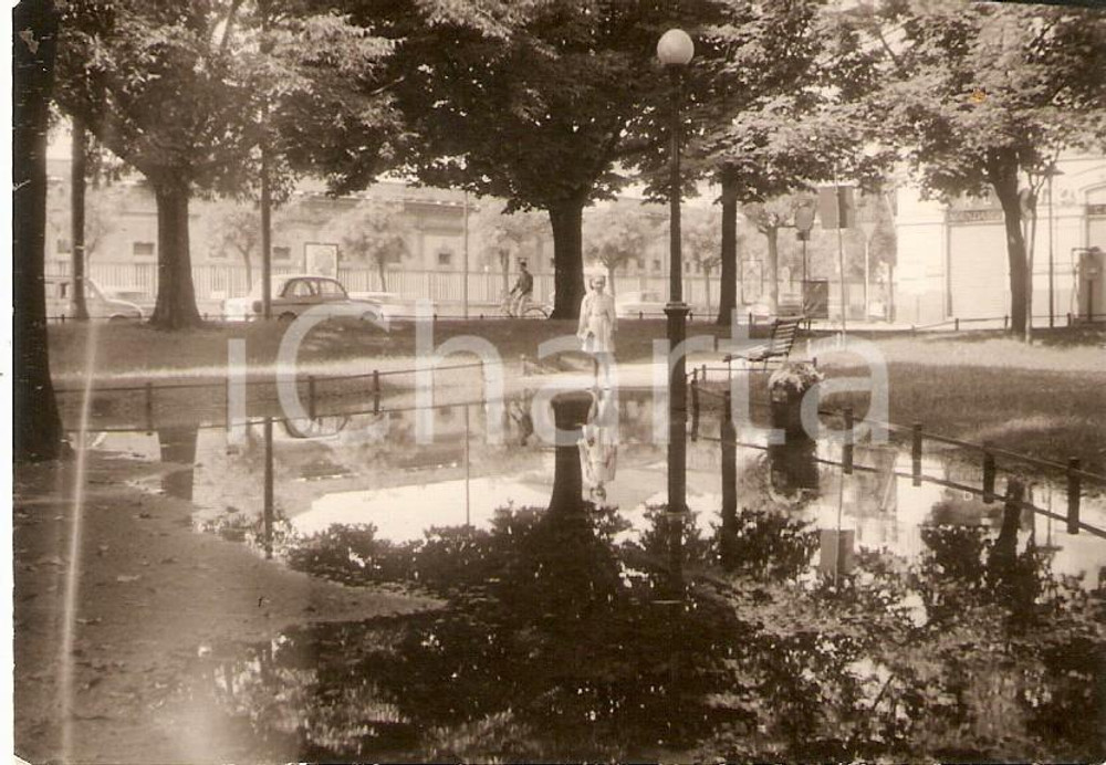 Fotografia d epoca originale 1963 MILANO Bambina ai giardinetti di Piazza Emilia Foto 10x7cm 1