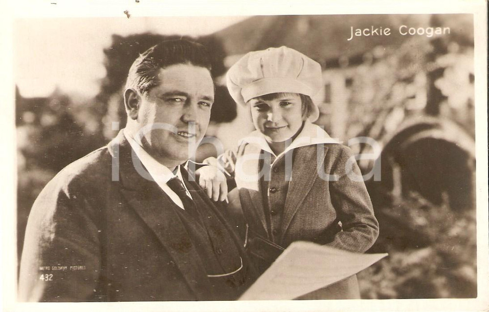 Cartolina originale da collezione 1925 ca CINEMA Actor Jackie COOGAN reads a script Cartolina FP NV 1