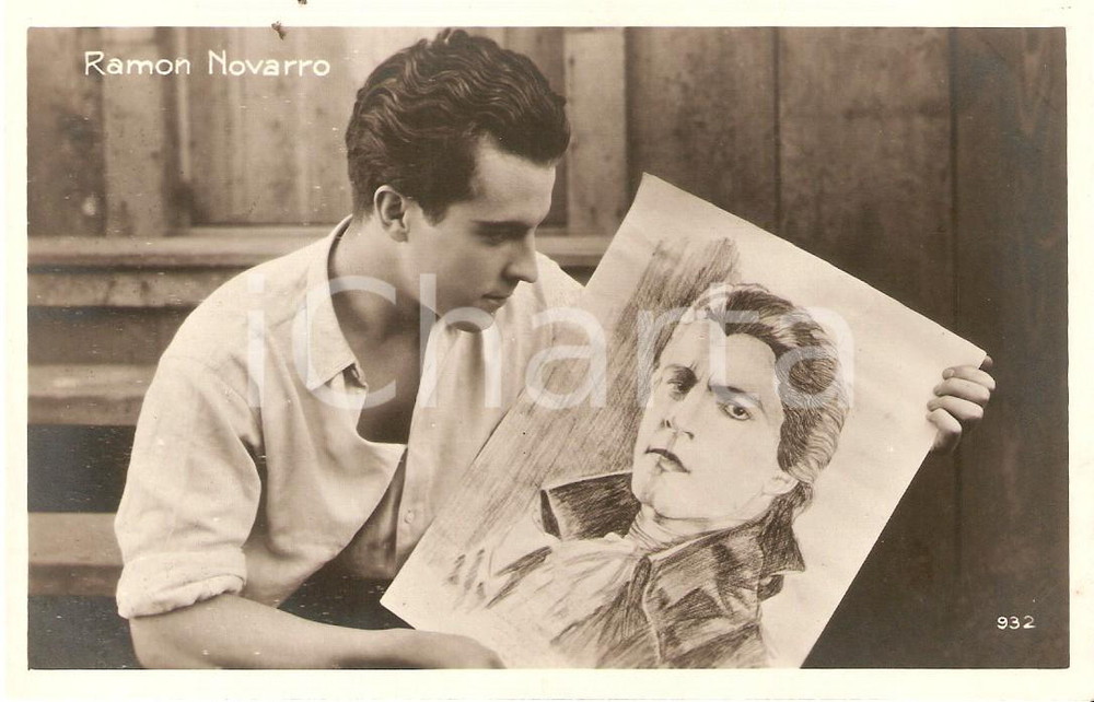 Cartolina originale da collezione 1925 ca CINEMA Ramon NOVARRO mostra un suo ritratto Cartolina FP NV 1