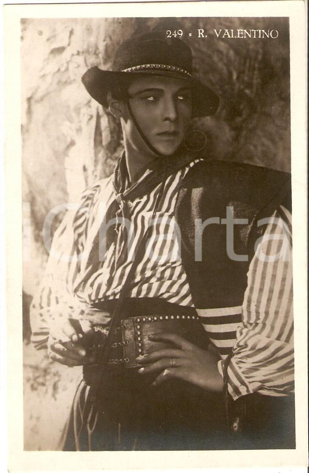 Cartolina originale da collezione 1925 ca CINEMA Rodolfo VALENTINO in costume da gaucho Cartolina FP NV 1