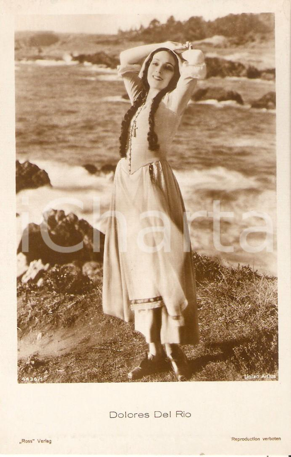 Cartolina originale da collezione 1925 ca CINEMA Attrice Dolores DEL RIO in posa sugli scogli Cartolina FP NV 1