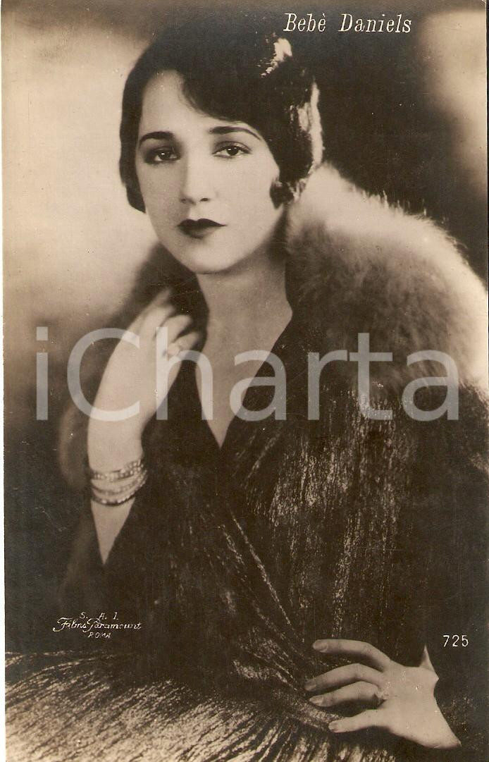 Cartolina originale da collezione 1925 ca CINEMA Atrice Bebe DANIELS indossa collo in pelliccia Cartolina FP NV 1