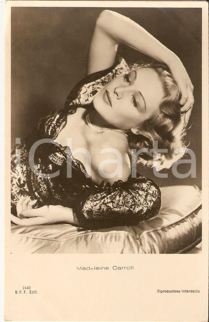 Cartolina originale da collezione 1925 ca CINEMA Attrice Madeleine CARROLL distesa su un cuscino Cartolina FP NV 1
