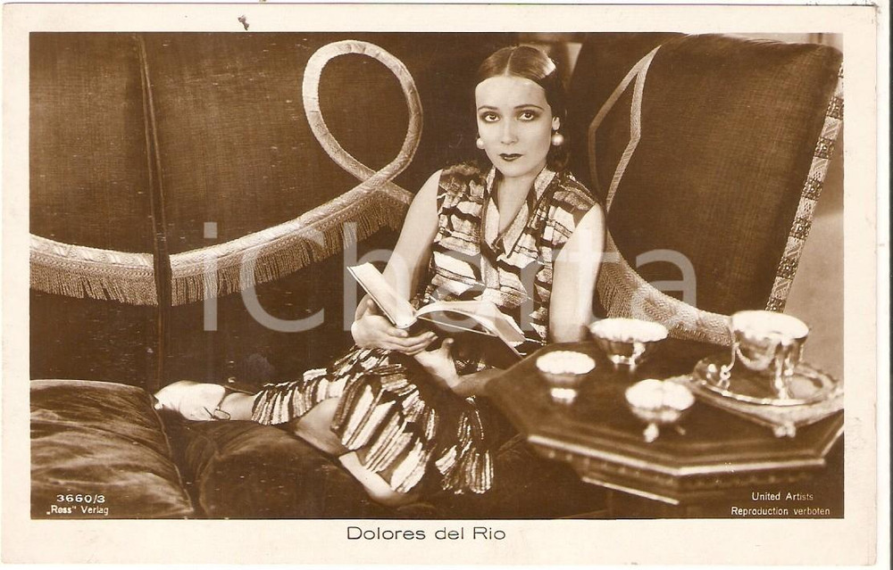 Cartolina originale da collezione 1925 ca CINEMA Dolores DEL RIO reads a book on the sofa Cartolina FP NV 1
