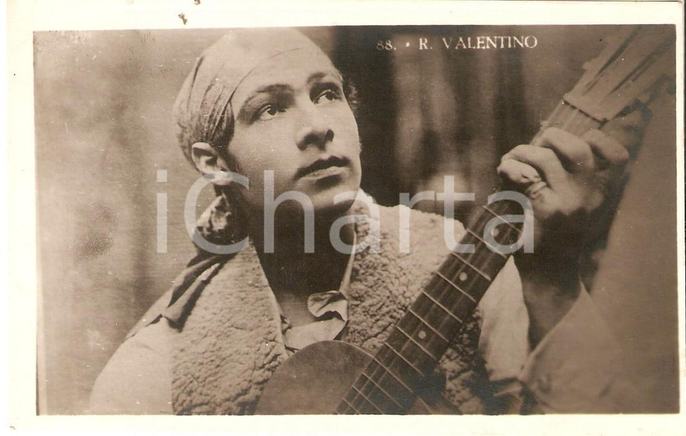 Cartolina originale da collezione 1925 ca CINEMA Rodolfo VALENTINO plays guitar Cartolina FP NV 1