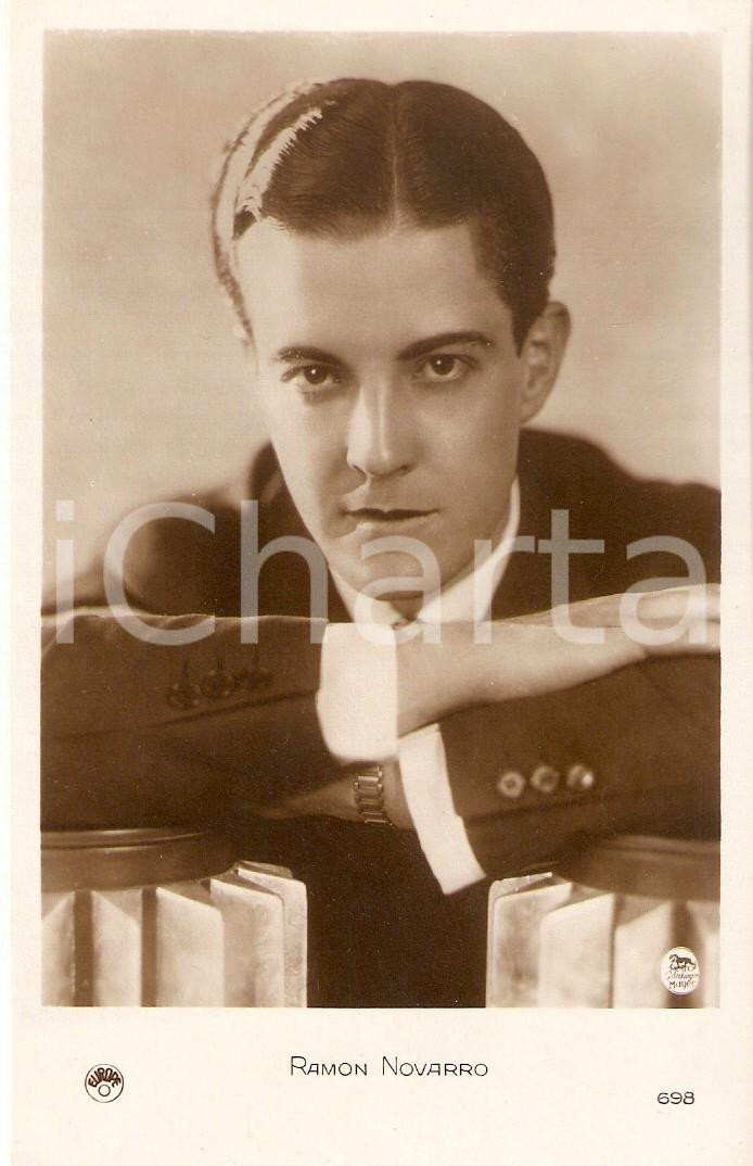 Cartolina originale da collezione 1925 ca CINEMA Attore Ramon NOVARRO appoggiato su due colonne Cartolina FP NV 1