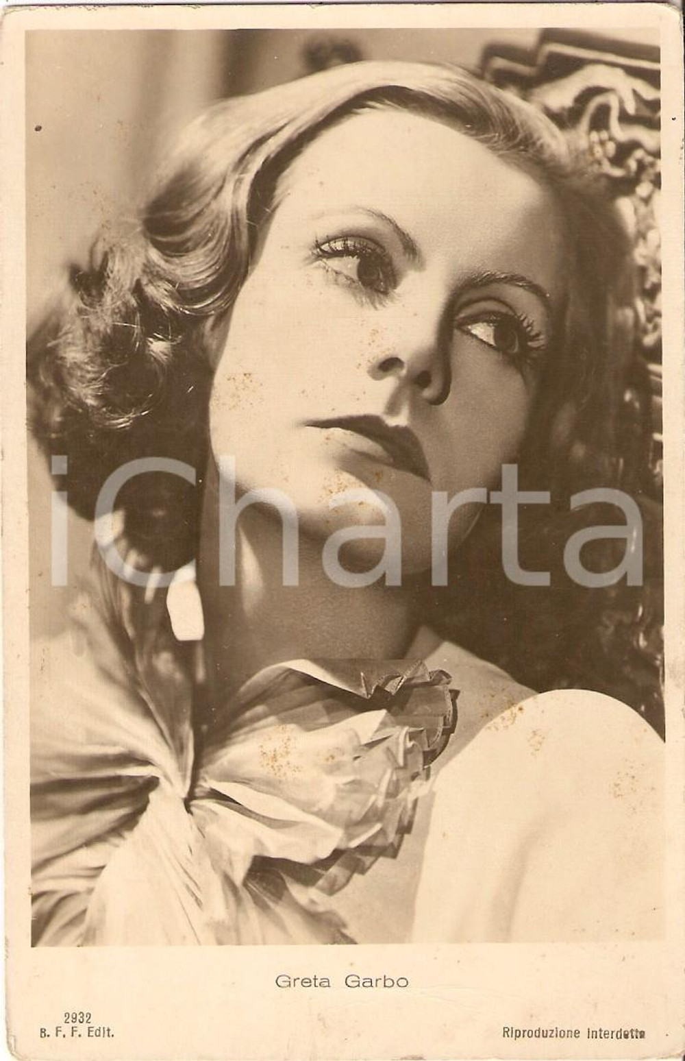 Cartolina originale da collezione 1925 ca CINEMA Attrice Greta GARBO indossa camicia con fiocco Cartolina FP NV 1