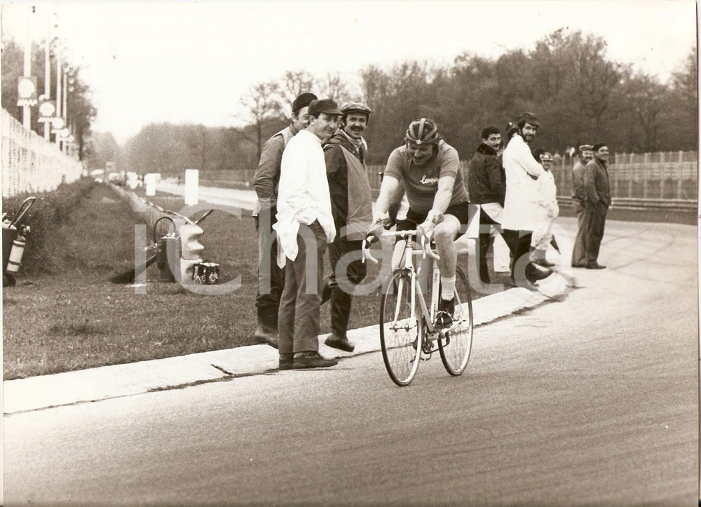Fotografia d epoca originale 1955 ca MILANO CICLISMO Cicloamatore affaticato durante la gara Foto 1