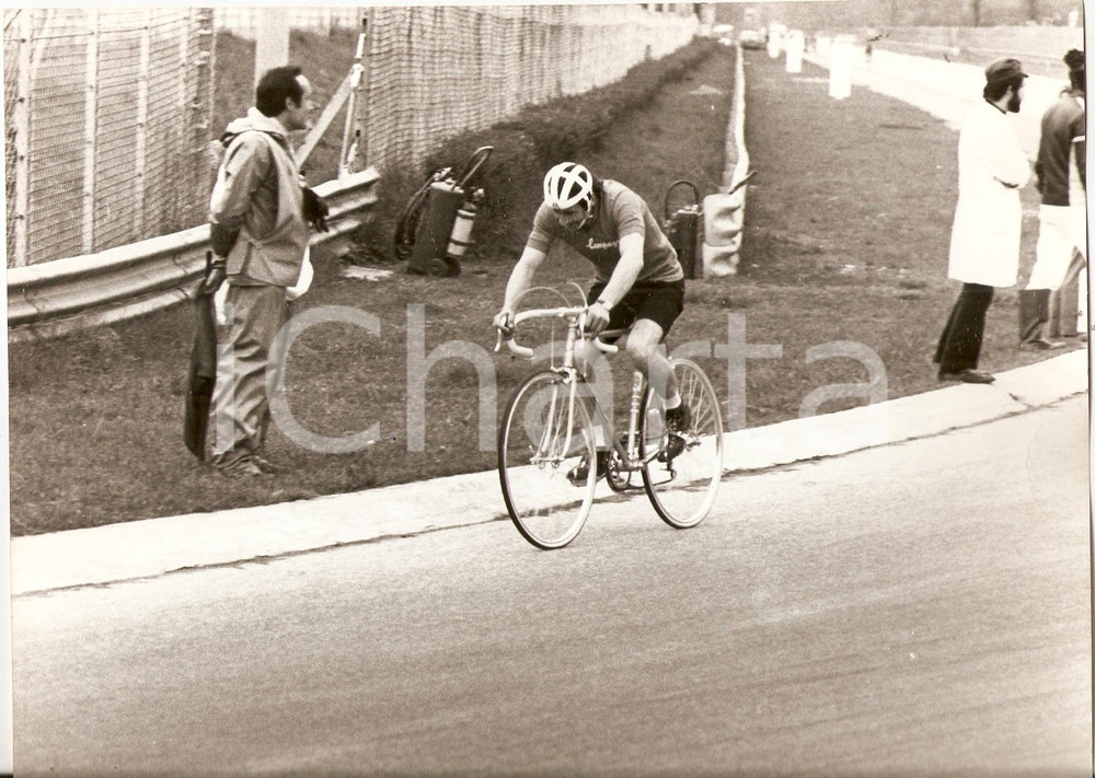Fotografia d epoca originale 1955 ca MILANO CICLISMO Cicloamatore durante la gara Foto 1