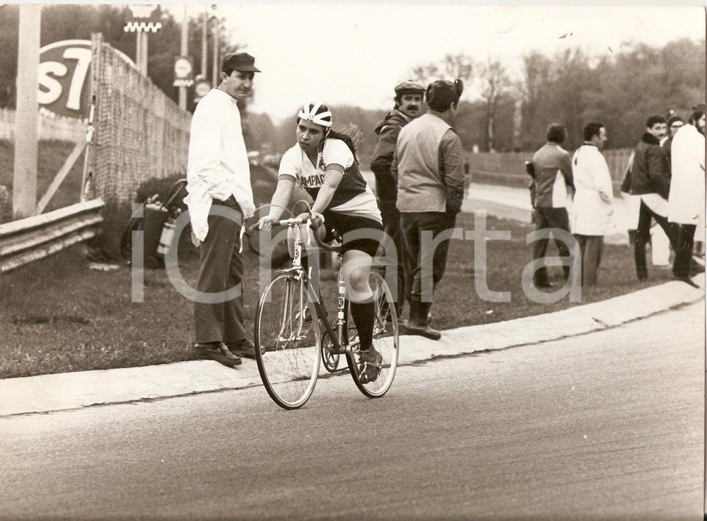 Fotografia d epoca originale 1955 ca MILANO CICLISMO Ragazza partecipa alla gara dei CICLOAMATORI Foto 1