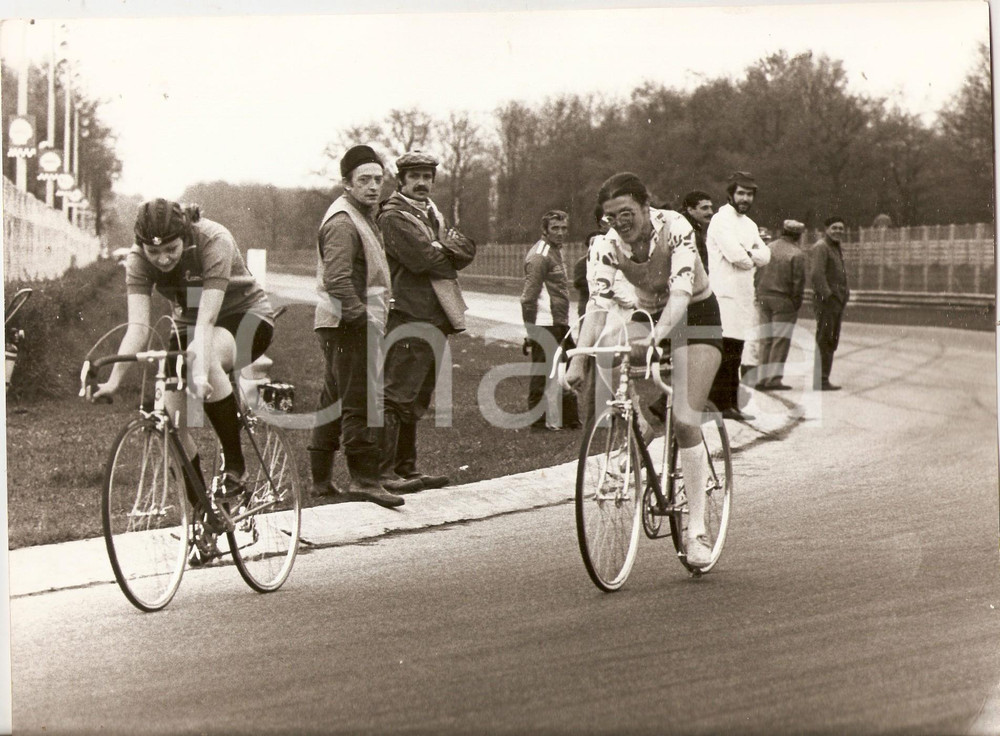 Fotografia d epoca originale 1955 ca MILANO CICLISMO Due ragazze partecipano alla gara dei CICLOAMATORI Foto 1