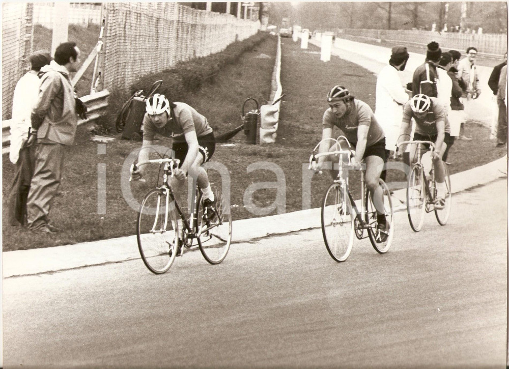 Fotografia d epoca originale 1955 ca MILANO CICLISMO Sorpasso tra cicloamatori durante la gara Foto 1