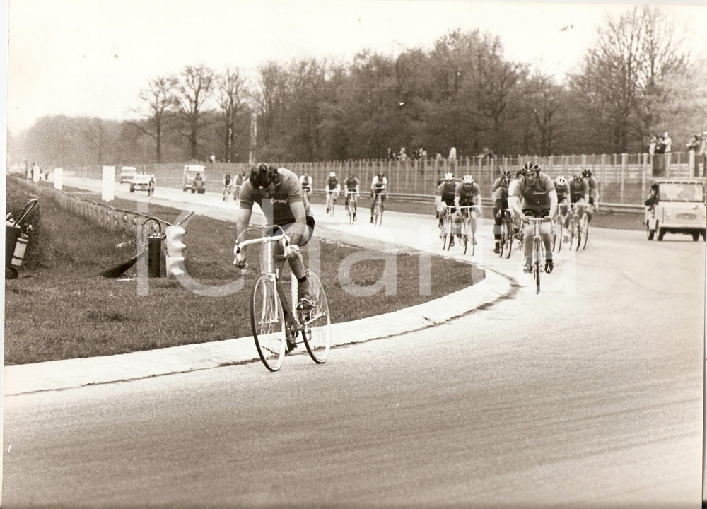 Fotografia d epoca originale 1955 ca MILANO CICLISMO Gara tra cicloamatori Foto 1