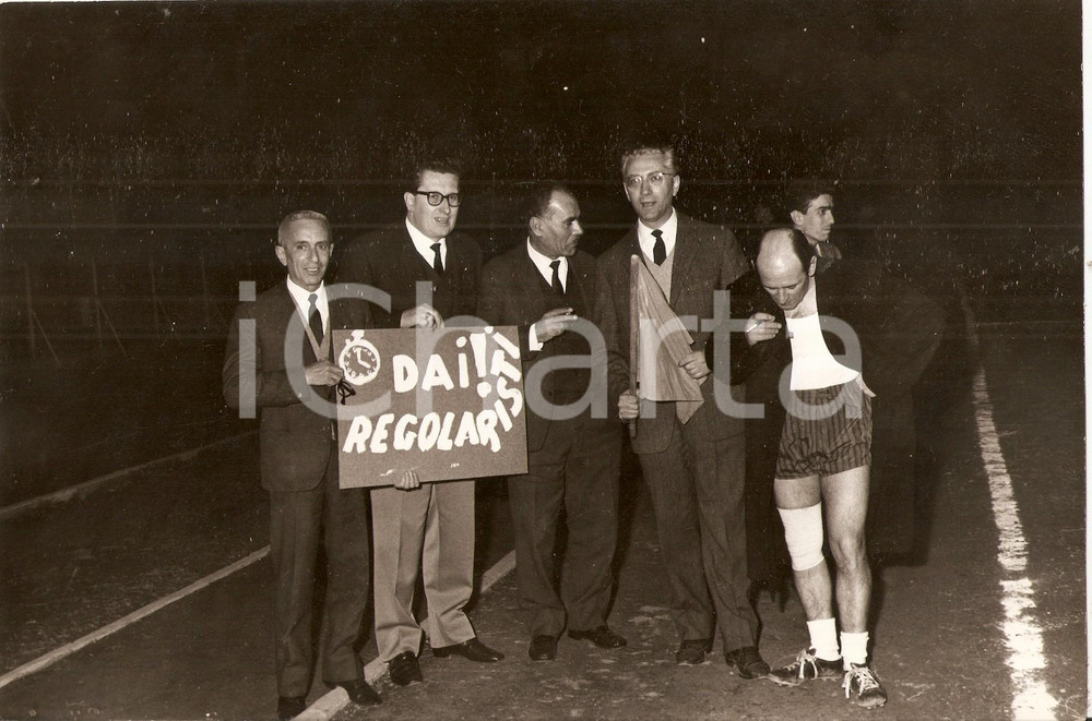 Fotografia d epoca originale 1955 ca PODISMO Atleta con cappotto e sigaretta a fine gara Foto VARISCO 1