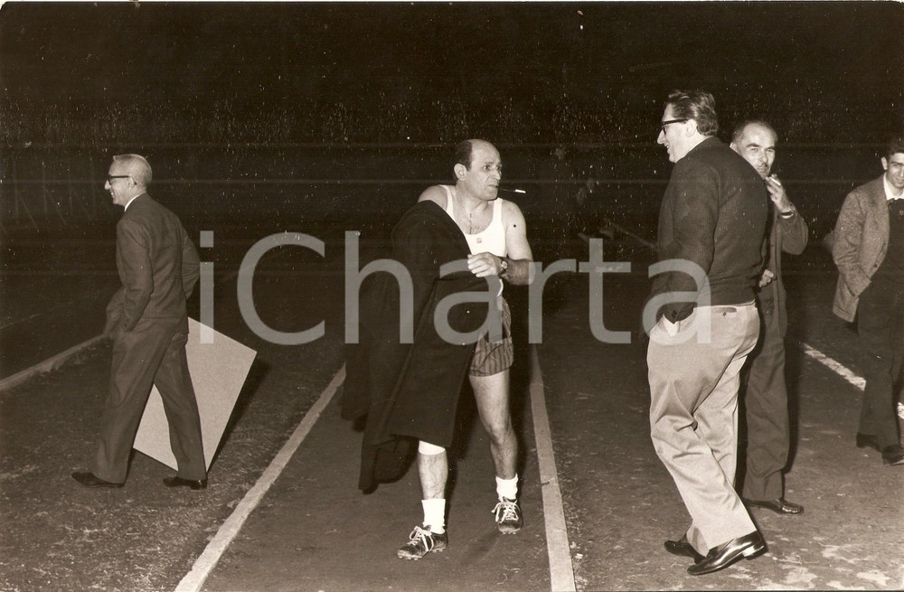 Fotografia d epoca originale 1955 ca PODISMO Atleta con cappotto e sigaretta dopo la gara Foto VARISCO 1