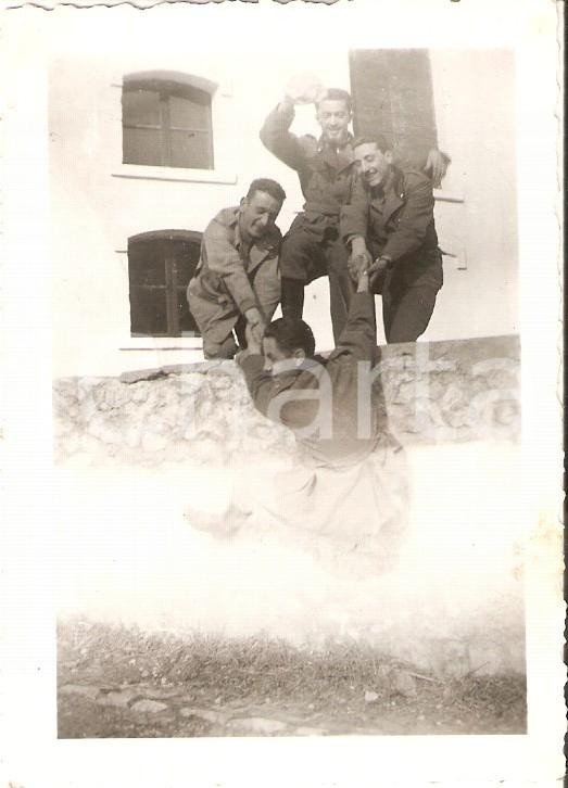 Fotografia d epoca originale 1940 ca 7° Reggimento Bersaglieri Salvataggio goliardico di un commilitone Foto 1