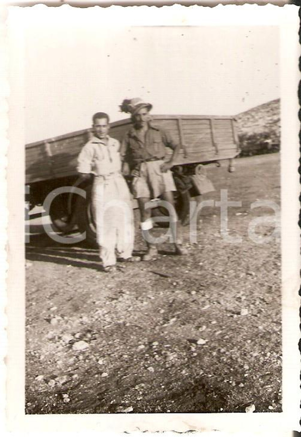 Fotografia d epoca originale 1940 ca LIBIA 7Â° Reggimento Bersaglieri Mario ANGIOLINI con meccanico Foto 1