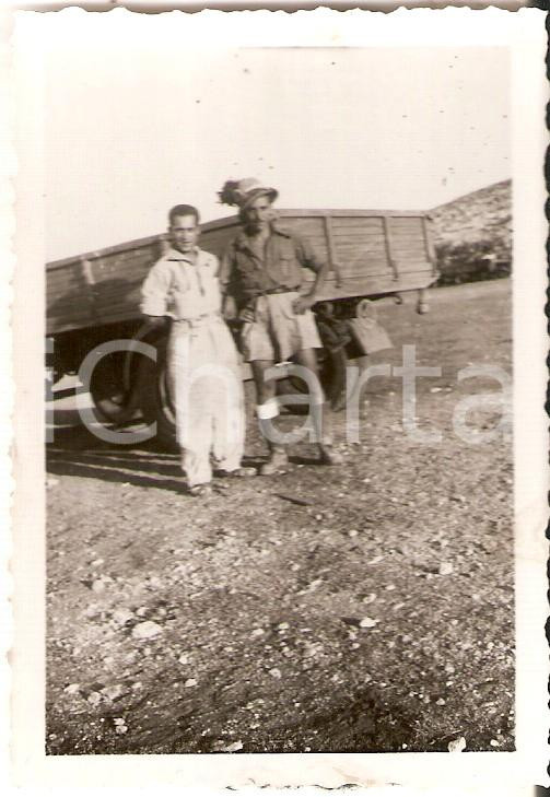 Fotografia d epoca originale 1940 ca LIBIA 7° Reggimento Bersaglieri Mario ANGIOLINI con meccanico Foto 1