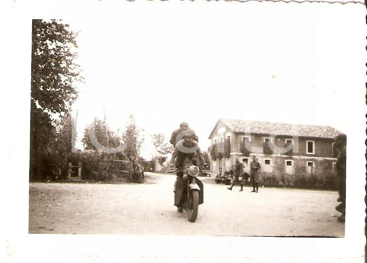 Fotografia d epoca originale 1940 ca 7° Reggimento Bersaglieri Mario ANGIOLINI Piramide umana sulla moto Foto 1