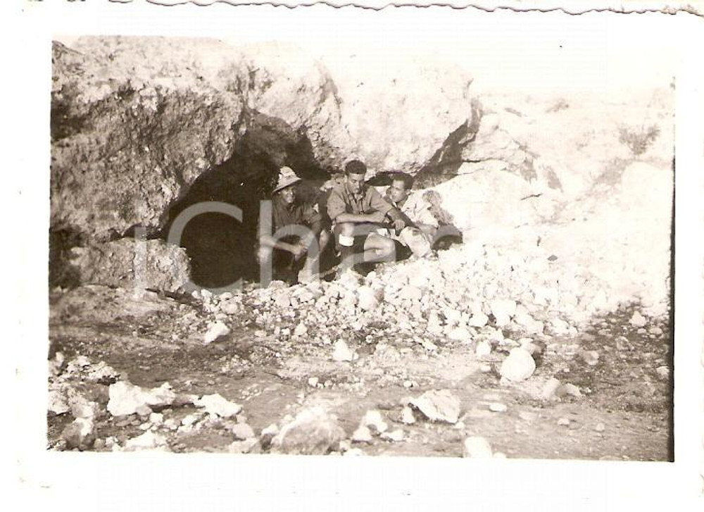 1940 LIBIA 7° Reggimento Bersaglieri Mario ANGIOLINI e compagni escono da grotta