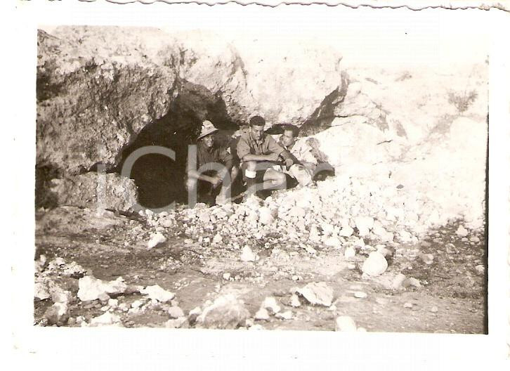 Fotografia d epoca originale 1940 LIBIA 7° Reggimento Bersaglieri Mario ANGIOLINI e compagni escono da grotta 1