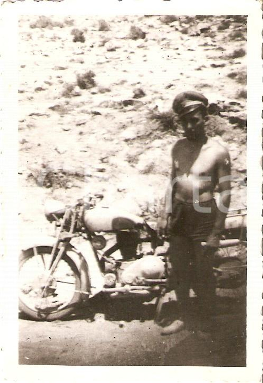 Fotografia d epoca originale 1941 TOBRUCH LIBIA 7Â° Reggimento Bersaglieri Mario ANGIOLINI con moto Foto 1