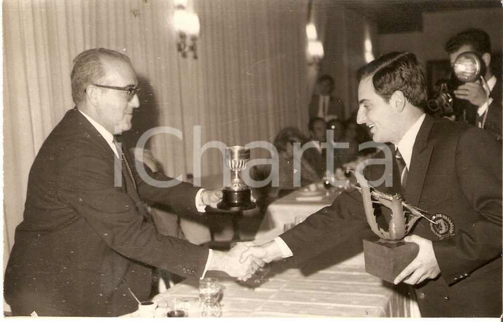 Fotografia d epoca originale 1967 ALMERIA Rally Escuderia COSTA DEL SOL Roberto ANGIOLINI ritira premio Foto 1