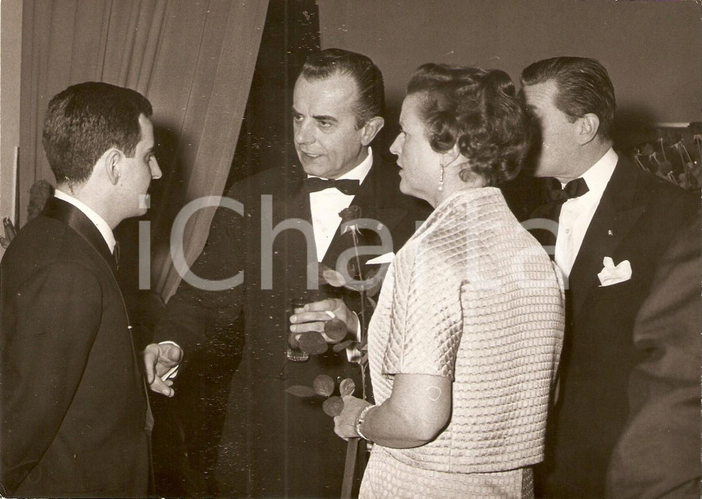 Fotografia d epoca originale 1970 ca JOLLY CLUB Roberto ANGIOLINI durante cerimonia di premiazione Foto 1