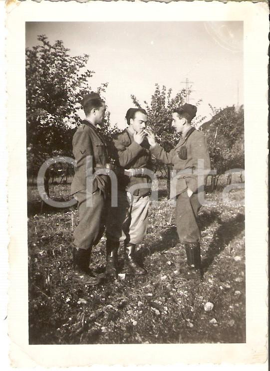 Fotografia d epoca originale 1940 ca 7° Reggimento Bersaglieri Soldati fumano sigaretta nei campi Foto 1