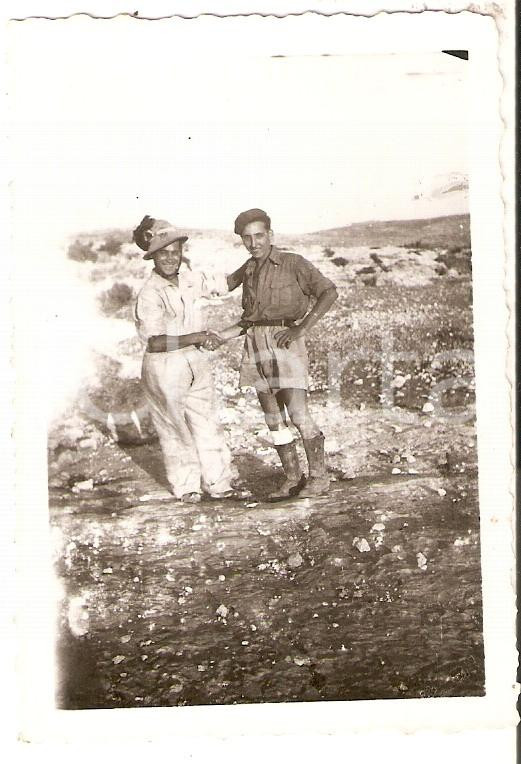 Fotografia d epoca originale 1940 ca LIBIA 7° Reggimento Bersaglieri Stretta di mano con Mario ANGIOLINI Foto 1