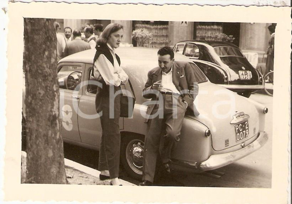 Fotografia d epoca originale 1960 ca JOLLY CLUB Mario ANGIOLINI fuma sigaretta prima di un rally Foto 1