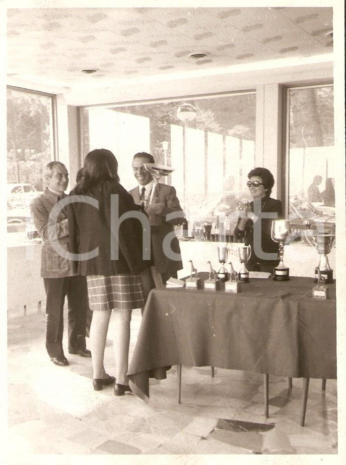 Fotografia d epoca originale 1972 JOLLY CLUB Renata ANGIOLINI consegna premi Foto 1