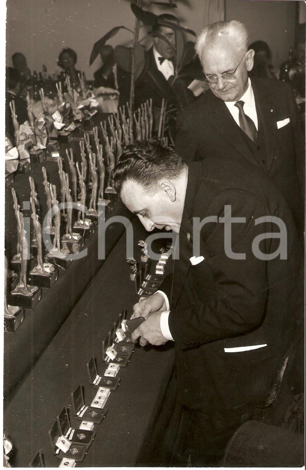 Fotografia d epoca originale 1965 ca JOLLY CLUB Mario ANGIOLINI e Claudio MARIANI preparano medaglie Foto 1