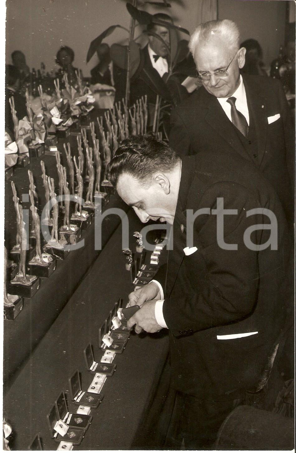 Fotografia d epoca originale 1965 ca JOLLY CLUB Mario ANGIOLINI e Claudio MARIANI preparano medaglie Foto 1
