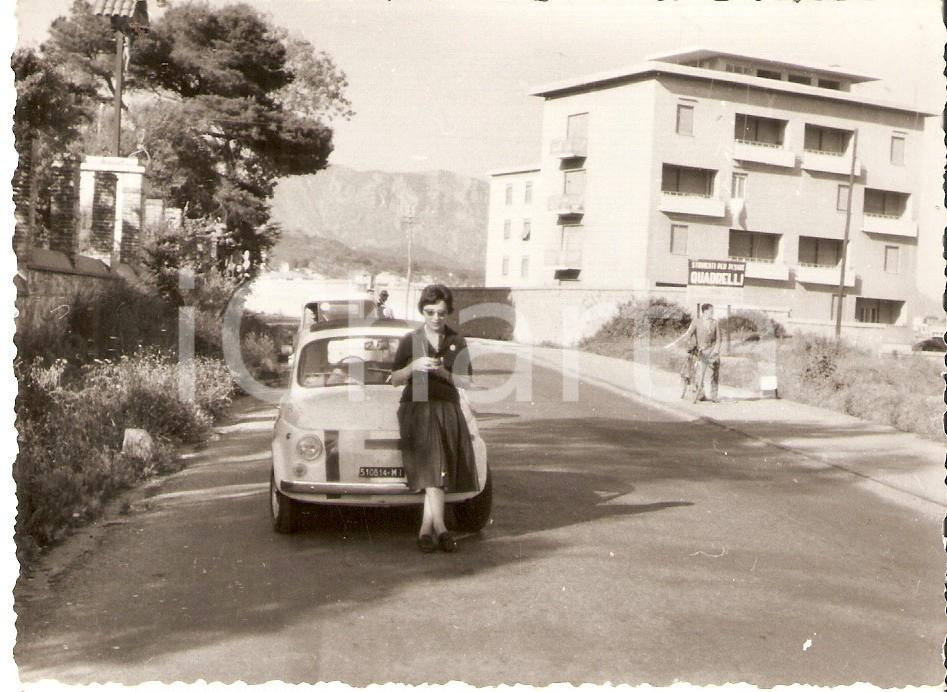 Fotografia d epoca originale 1961 SARDEGNA Renata ANGIOLINI e Fiat 500 Insegna QUADRELLI Bilanciai Foto 1