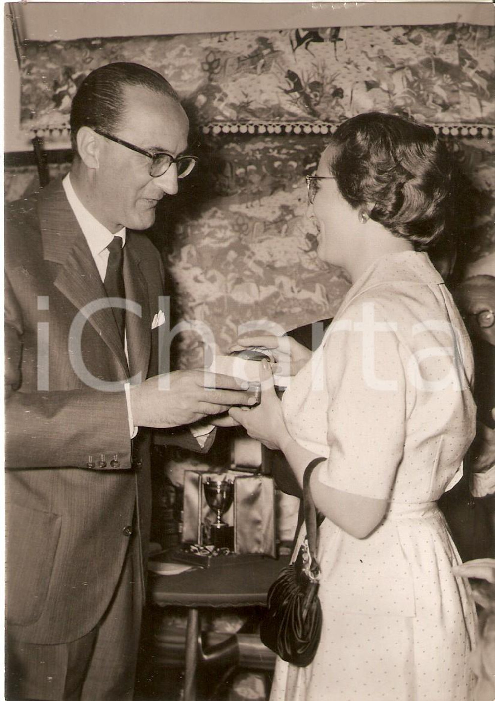 Fotografia d epoca originale 1970 ca JOLLY CLUB Consegna di un premio a Renata ANGIOLINI Foto RALLY 1
